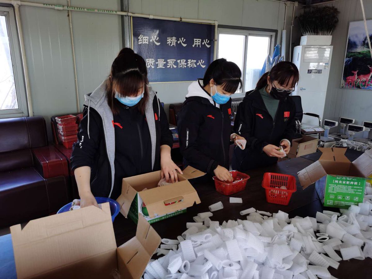 JohnathanMayna9's tweet photo. Spent a warm weekend packing care kits for the elderly in our community. Nothing beats the joy of giving back to those around you! ， https://t.co/G99AvCCN3g