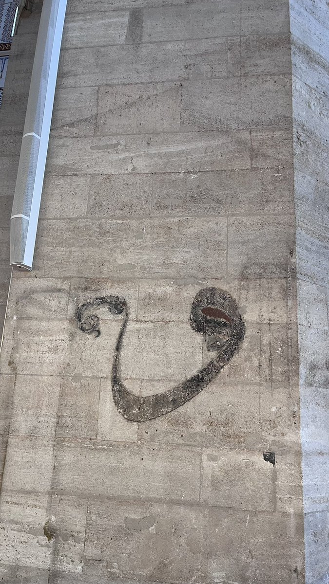 feratdegilim's tweet photo. bugün şehzadebaşı camindeydim ve bunu fark ettim. yazıda; o, yeryüzünün hükümdarıdır. Hayır ve iyilikleriyle tanınan Şah Süleyman Han, bu yapıyı Şehzade’nin ruhu için yaptırdı. Bu gönül açıcı ve aydınlık yapı cennet gibi oldu. İnananların tamamı bunun bitişinden dolayı sevindi. https://t.co/FqScgb8Kfh
