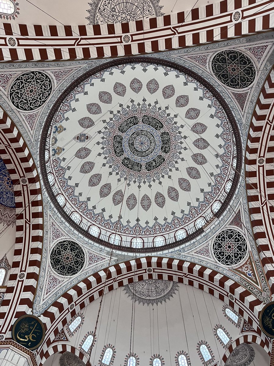 feratdegilim's tweet photo. bugün şehzadebaşı camindeydim ve bunu fark ettim. yazıda; o, yeryüzünün hükümdarıdır. Hayır ve iyilikleriyle tanınan Şah Süleyman Han, bu yapıyı Şehzade’nin ruhu için yaptırdı. Bu gönül açıcı ve aydınlık yapı cennet gibi oldu. İnananların tamamı bunun bitişinden dolayı sevindi. https://t.co/FqScgb8Kfh
