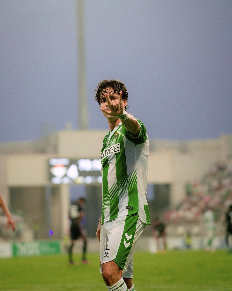 rororiquelme10's tweet photo. ¡Esto empieza ya! 🔥⚽️

💚🤍 

@RealBetis https://t.co/8Rcp4xJZNI