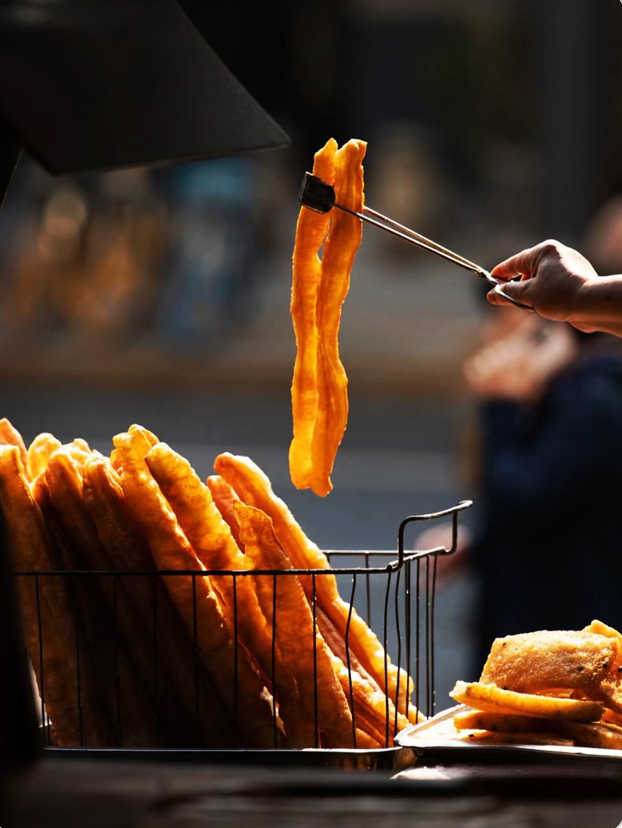 Hartikah01's tweet photo. Craving late-night bites This crispy fried dough stick with sweet soybean milk is the ultimate cozy street snack after a long day.  #StreetFoodVibes， https://t.co/TT7v1ti4C6