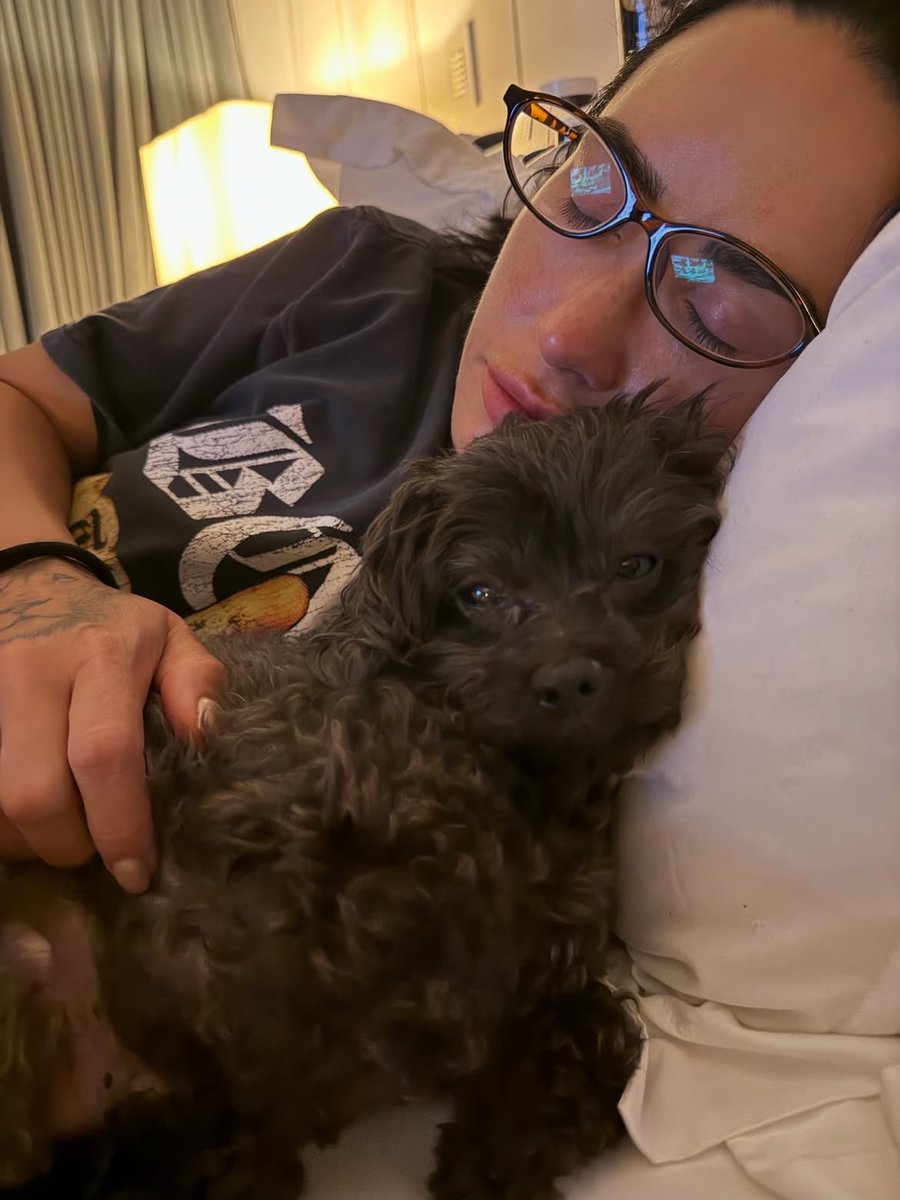 portallovato's tweet photo. Mãe de pet 🐾

📸 | Demi Lovato em novas fotos compartilhadas por seu marido. ❤️ https://t.co/AxxskmMbId