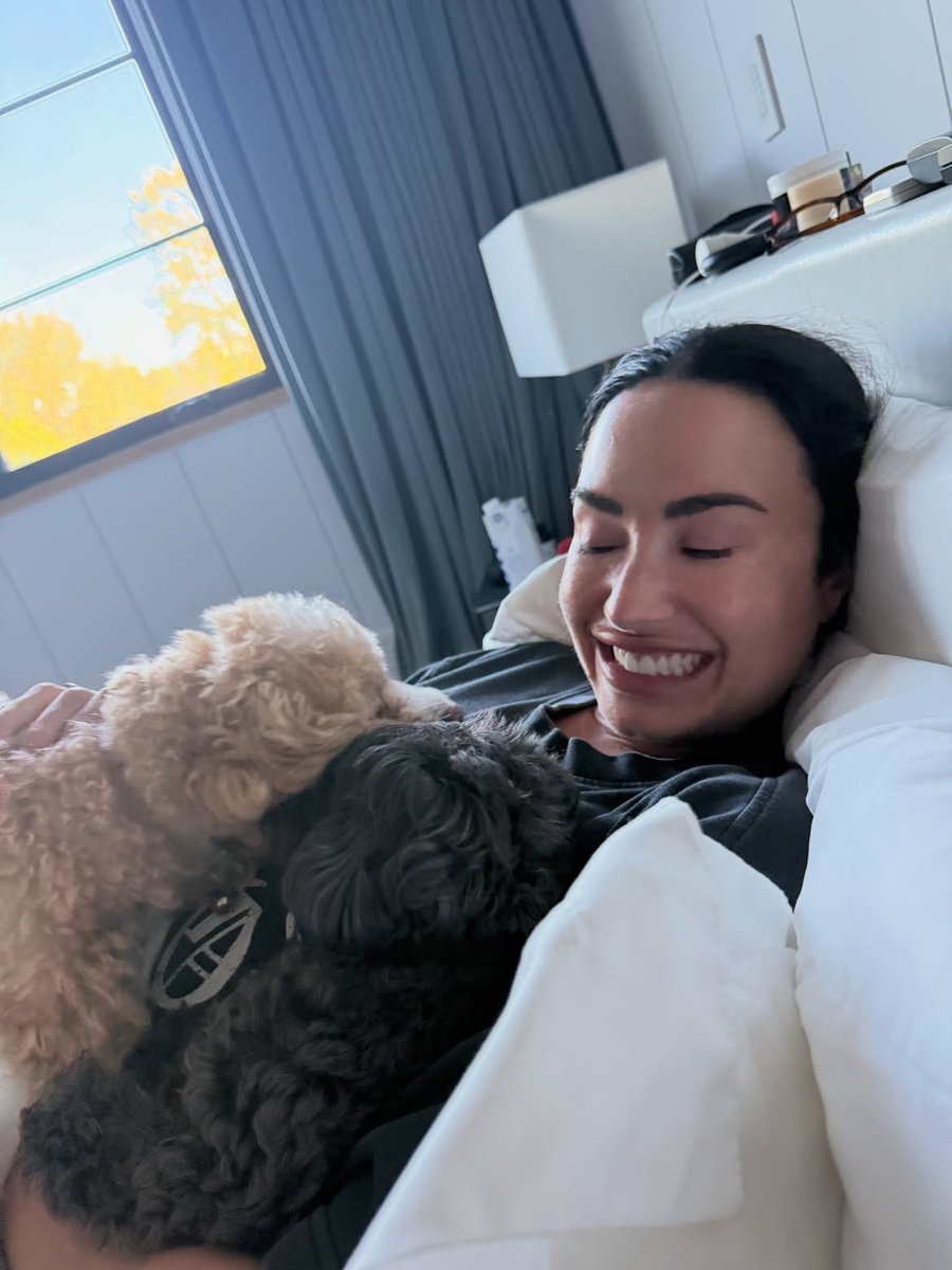 portallovato's tweet photo. Mãe de pet 🐾

📸 | Demi Lovato em novas fotos compartilhadas por seu marido. ❤️ https://t.co/AxxskmMbId