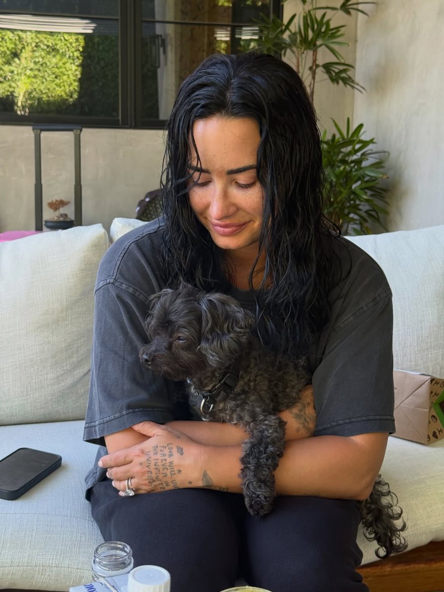 portallovato's tweet photo. Mãe de pet 🐾

📸 | Demi Lovato em novas fotos compartilhadas por seu marido. ❤️ https://t.co/AxxskmMbId