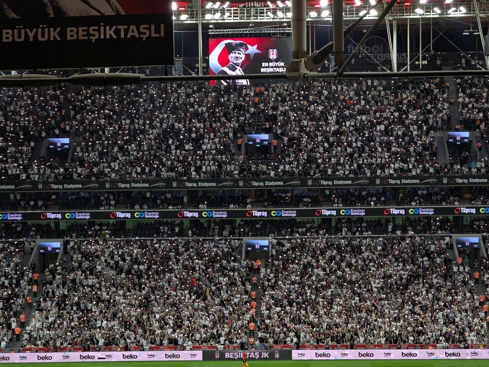 futbolarena's tweet photo. Beşiktaş taraftarları telefonlarının ışıklarını açtı. An itibariyle atmosfer. https://t.co/73nEGyzl6C