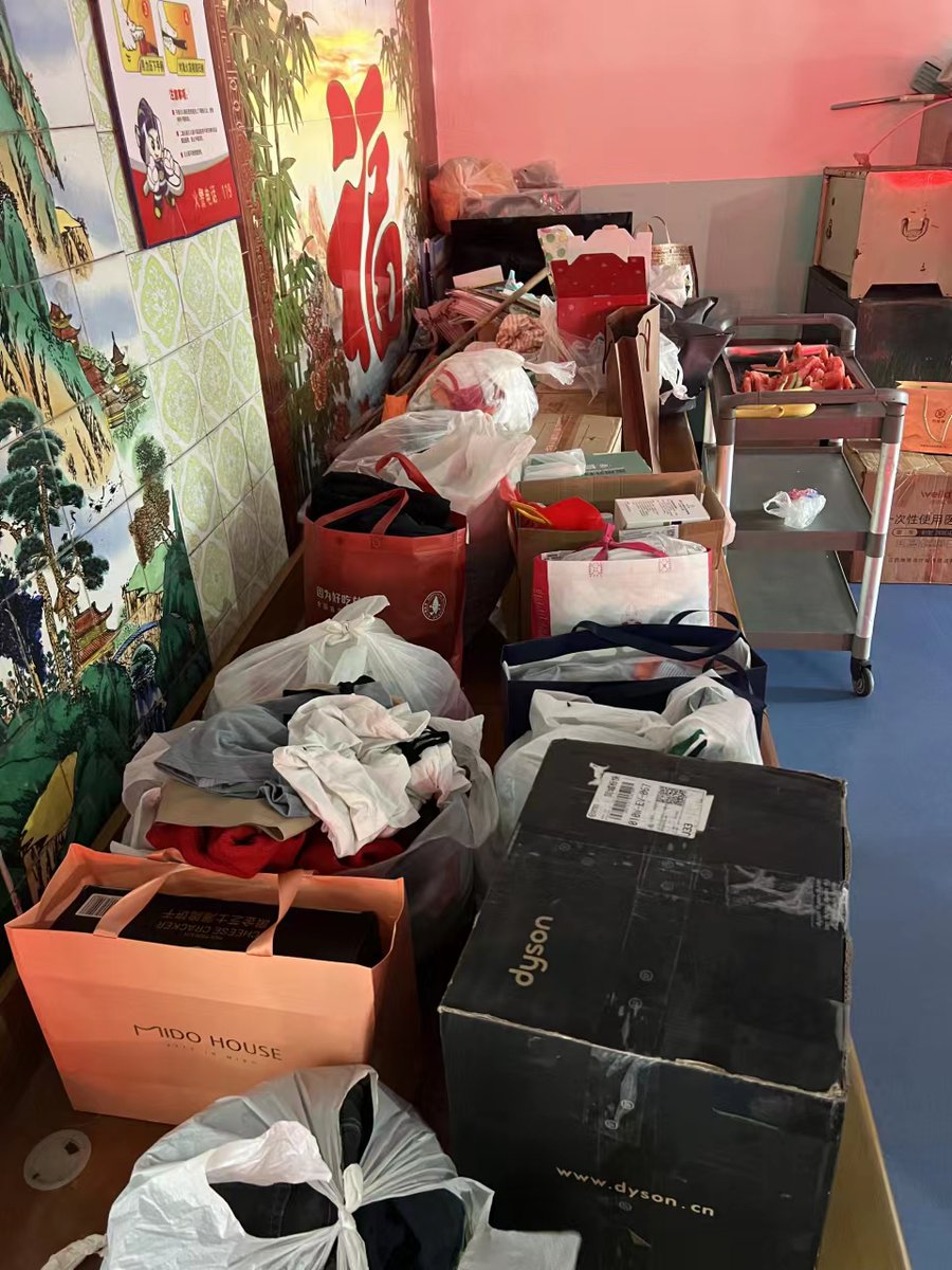 Wagrocha1's tweet photo. Got a pile of old stuff cluttering your space Try the 10-minute rule: sort, keep only what you love or use, and donate what’s left. Small win, big calm! https://t.co/qaqGznBNSR