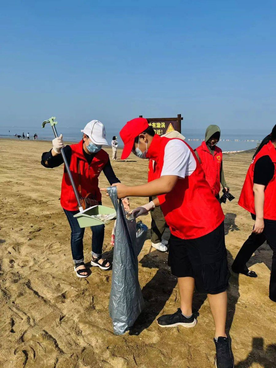 SACH_AAN's tweet photo. Just wrapped a 4-hour beach cleanup with my local volunteer group! Collected 12kg of trash, watched seagulls dive for fish again, and made the shore a tiny bit cleaner. Small acts add up—join us next time if you can! https://t.co/DSCXp5o95M