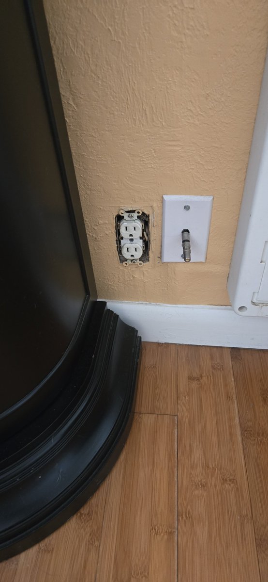 JennaBTrue's tweet photo. @AirbnbHelp @Airbnb Photos on your website DO NOT match what I have here of the exterior of the bnb and inside was filthy https://t.co/EpUEGiq4Do