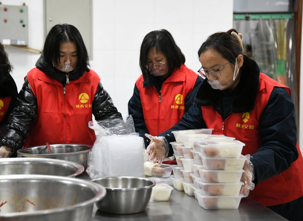 Crystal04469961's tweet photo. Today I volunteered at the city’s community food bank, sorting 200+ meals for unhabled neighbors. Seeing their smiles when receiving warm food made this day so meaningful. Grateful to be part of this small act of care! https://t.co/gY75ImpLLl