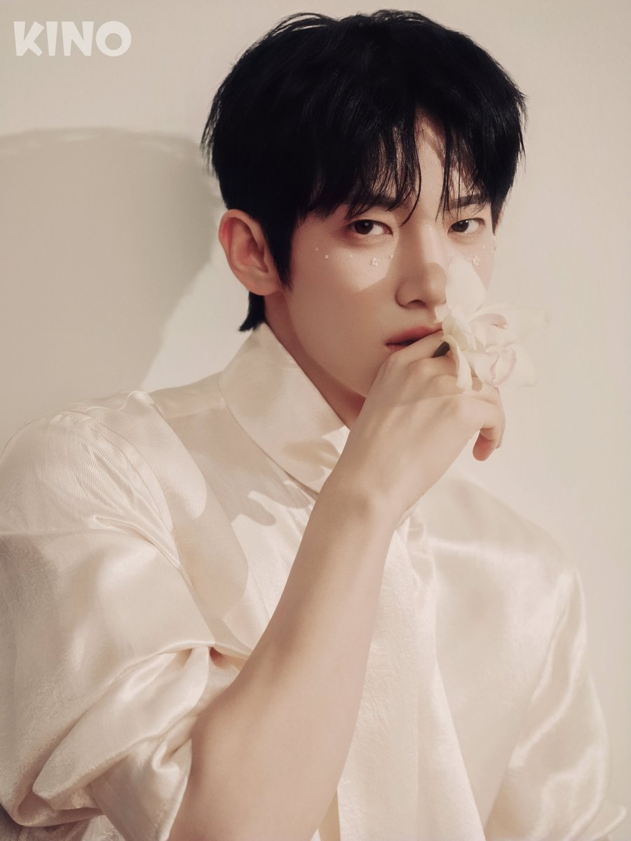 Its_Kinomag's tweet photo. 우연히 봄바람의 선택을 받은 것이 아니다. 
모든 걸음에는 지나온 시간이 있다. 
정해진 하나의 길을 따라 이곳에 도착한 것이 아니라
서로 다른 가능성 속에서 몇 번이고 자신 을 확인해 왔다. 
그렇기에 오늘의 피어남은 우연히 
봄바람의 선택을 받은 결과가 아니라 
지나온 모든 걸음이 만들어낸 순간이다. 

 #박시우 #PARKSIWOO
#SeeUinBloom