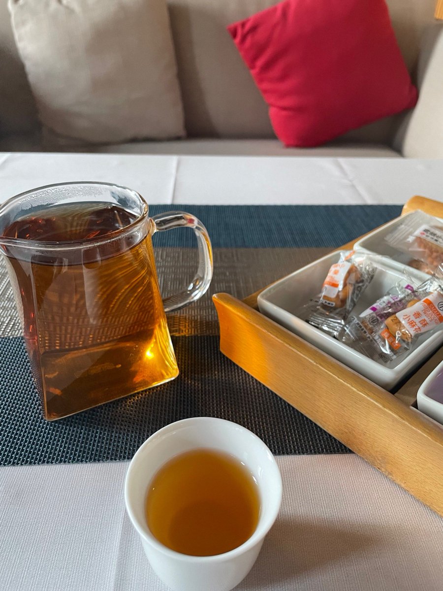 G_Zus10's tweet photo. Just finished a warm home-cooked meal on a rainy weekend—soft sofa, hot tea and my favorite show make everything perfect. No plans, just cozy vibes. https://t.co/54i1TgD5sR