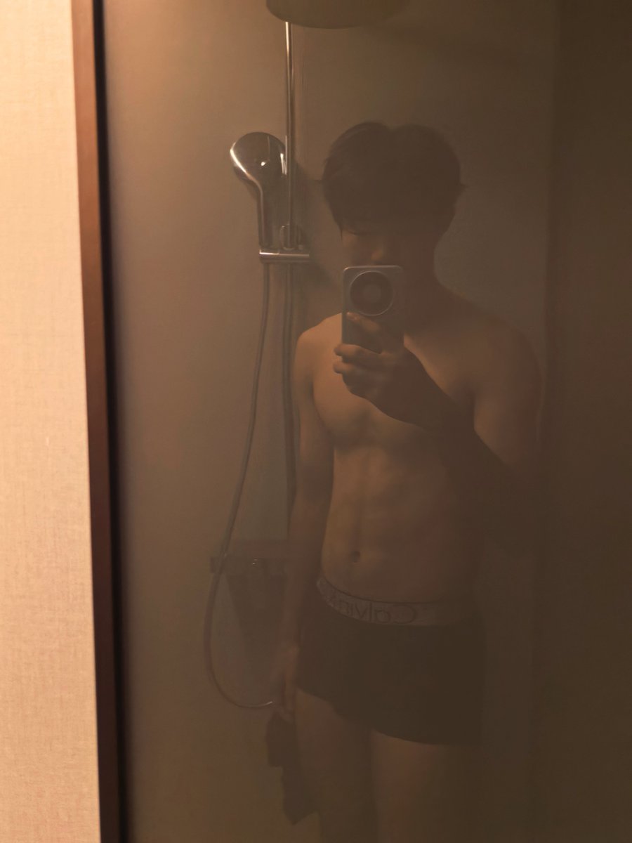 Elephantcx8's tweet photo. 随手一拍 变厚了 #男大 #腹肌 #健身 #性感 #增肌 #08 #daddy https://t.co/2rwRZZMvod