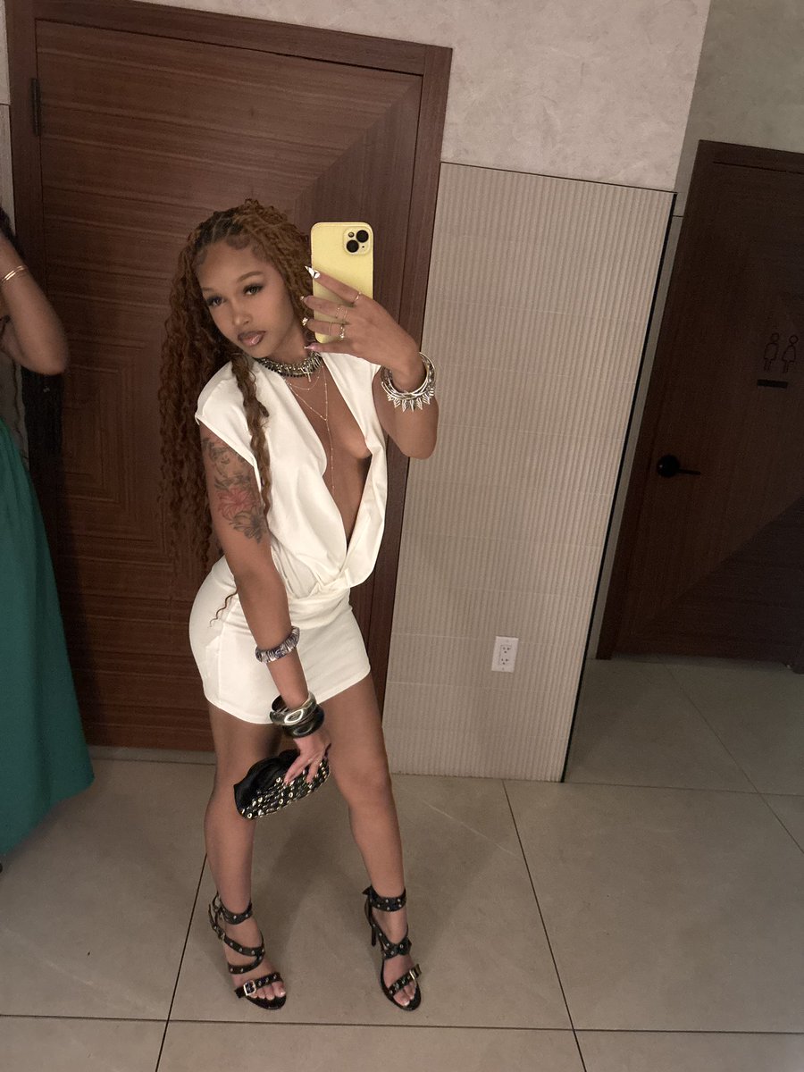 Tnyiah3's tweet photo. you’re 20?!?! #8/17 https://t.co/HHLVx0jhhT