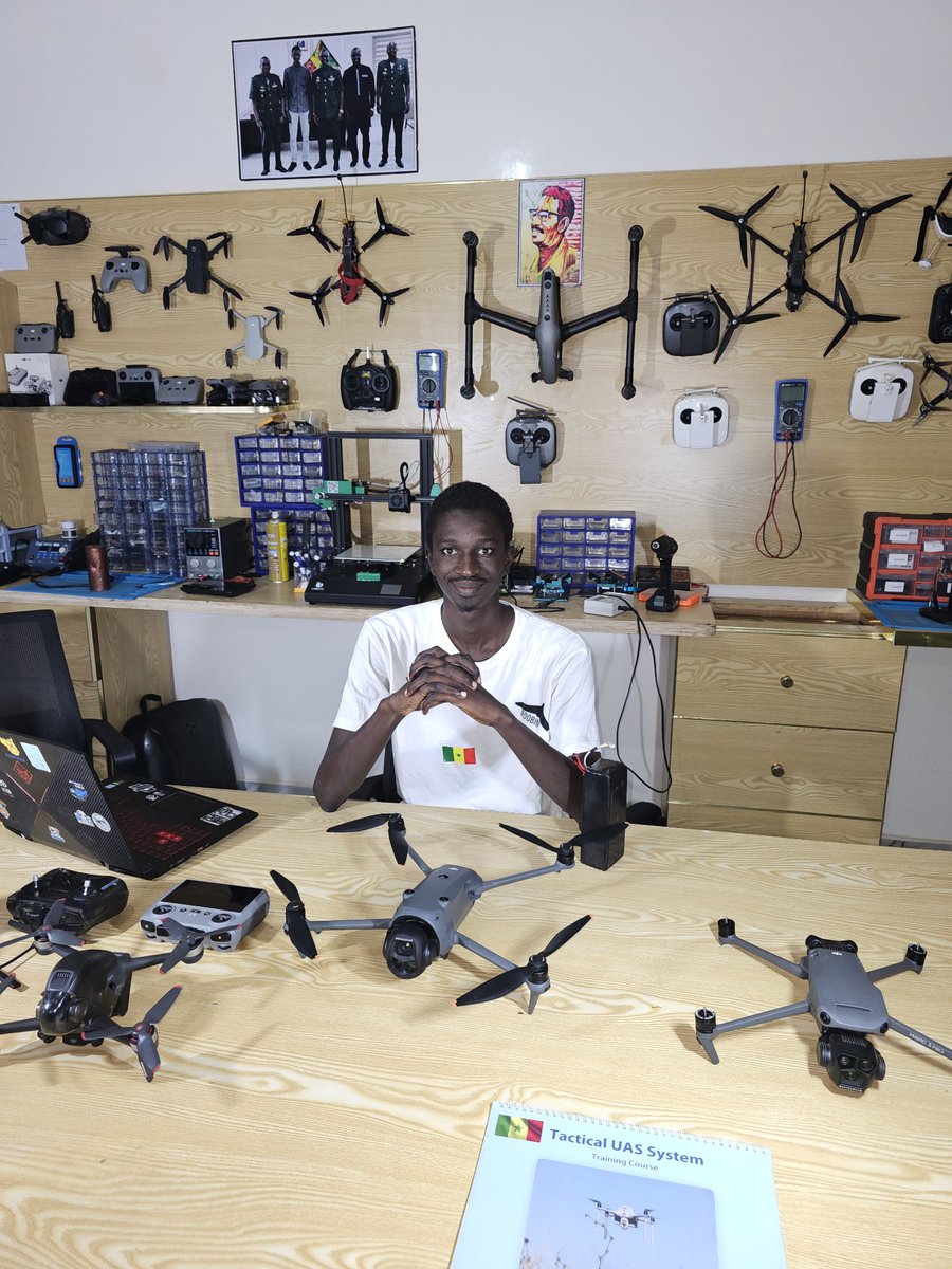 Mouhamadou23294's tweet photo. Les drones ne sont plus de simples machines volantes. Ils sont devenus de véritables outils au service du développement et de la sécurité.

#Drones #Innovation #Technologie #Afrique #YAKAARTech https://t.co/YlXJFuY8wZ
