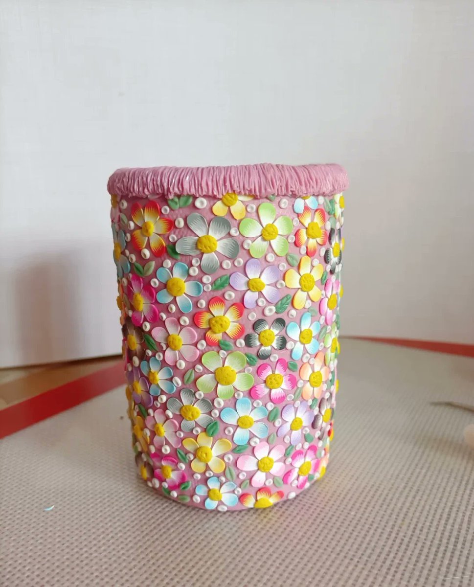 Jacksonkezzy2's tweet photo. Turn an old mason jar into a cute desk pen holder—no fancy tools needed, just a bit of paint and some twine! ， https://t.co/EvzZ6aDuFd