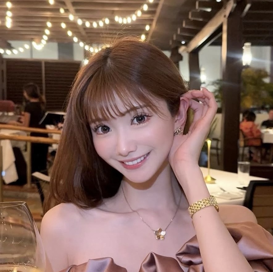 himeka_chan7's tweet photo. 私と同じ名前のひめかちゃんの
目の下のくぼみ、クマ、ゴルゴ線も
綺麗にしてくれるこの青のやつ👇
韓国薬局で１位で、売れすぎて在庫無くなって再入庫しても即なくなる。
レチノール、ナールとか敏感肌の人無理な人多いけど
このクリーム敏感肌でも使えるし、なんならクリニックでも使われてる成分PDLLAが10000PPMも入ってる最強アイテムなのさ。
薬局良い商品しかない。