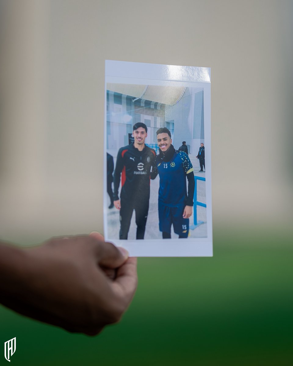 qasemhm's tweet photo. بعض القصص تنتظر وقتها .. 📸

صورة يتذكرها مصعب الجوير وتيجاني رايندرز، لم تُنشر حتى جاء وقتها، واليوم يجمعهما #القادسية

من الخبر إلى العالم ❤️💛 https://t.co/b2UYbU3jHj