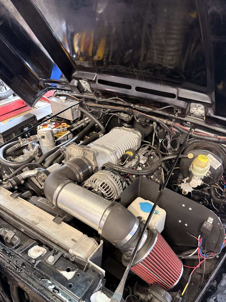 MacFromFL's tweet photo. That Jeep is also not something to fuck with lmao Tremec 6 speed trans too https://t.co/UuTK2mrehI