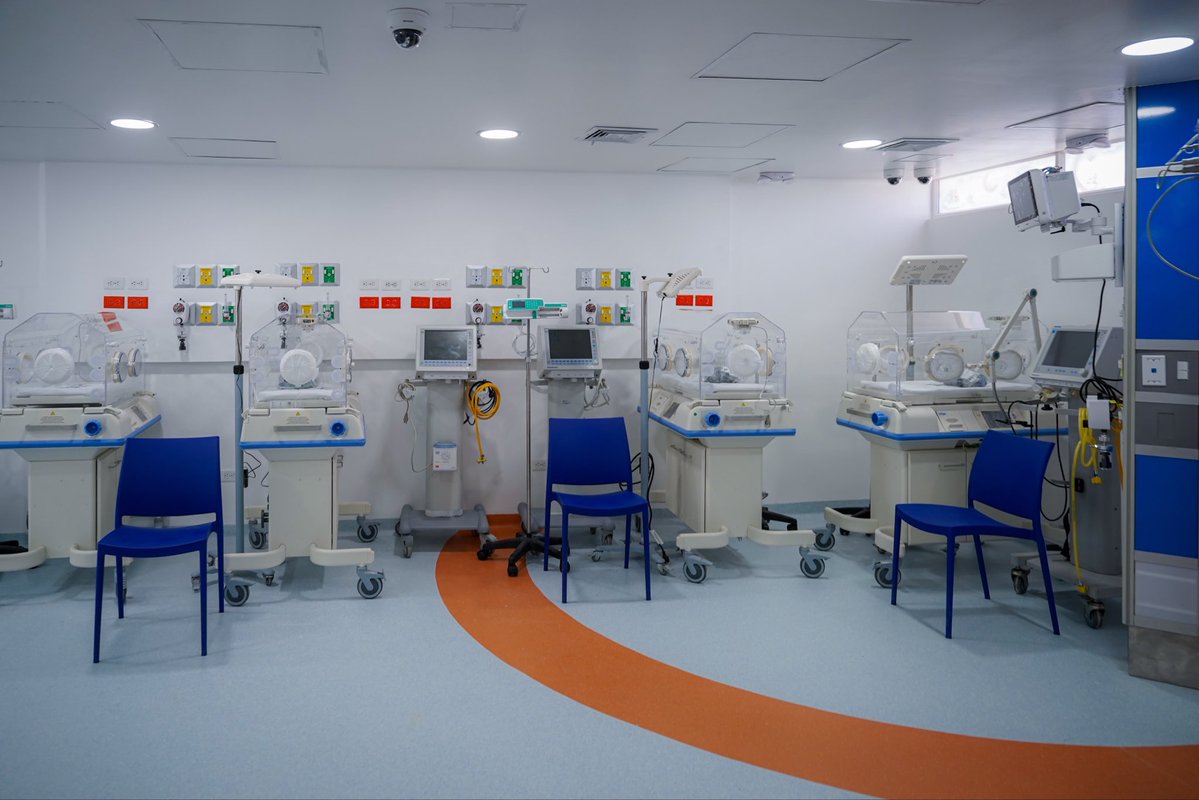 JorgeEmilioRey's tweet photo. Presidente @ABDELAESPRIELLA, quiero contarle que hoy dimos apertura a la tercera fase del Hospital San Rafael de Girardot, con servicios de alta complejidad y cuidado intensivo para adultos, pediatría, maternas y neonatos. Podemos realizar intervenciones quirúrgicas en 15 especialidades médicas como neurocirugía, cirugía vascular, cardiología y cirugía gastrointestinal, entre otras.

Hoy está siendo operado por el Hospital Universitario La Samaritana (@ESE_HUS), hospital de referencia de nuestra red departamental. En tiempo récord hemos renovado la infraestructura y adquirido el equipamiento biomédico. Además, contamos con especialistas de alta experiencia y reconocimiento a nivel nacional. Prestaremos más de 80 servicios de salud y tendremos más de 133 camas de hospitalización.

Presidente De La Espriella, ministra @AnaVesga_G y primera dama, Ana Lucía Pineda, hoy ponemos esta capacidad hospitalaria a su disposición para atender pacientes de alto riesgo o que requieran tratamientos de alta complejidad, provenientes de los departamentos impactados por el sismo del pasado 10 de agosto.

Entendemos que la oferta de camas y de atención especializada se ha visto reducida producto de las graves afectaciones que han sufrido hospitales y centros de salud. Cundinamarca pone al servicio de esta emergencia su capacidad técnico-médica para atender a quienes más lo necesiten. Es momento de demostrar solidaridad y unirnos para acompañar a quienes lo han perdido todo.