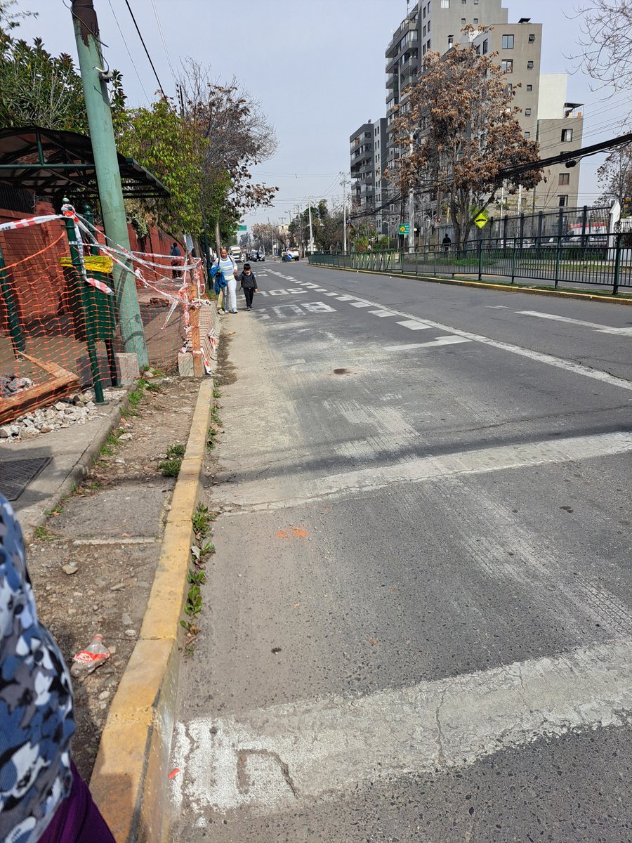 rodrigogcerda's tweet photo. @MuniNunoa @meganoticiascl @24HorasTVN @chvnoticias @sebastiansichel @sebastiansichel 3er día y sigue igual Obras sin paso peatonal habilitado, obligando a personas a transitar por PDV CON ALTO FLUJO. 2 colegios a menos de 50 mts @sebastiansichel esto no es descuido, es negligencia y riesgo evidente.
@24HorasTVN @chvnoticias @meganoticiascl https://t.co/zmn5J0gpE7