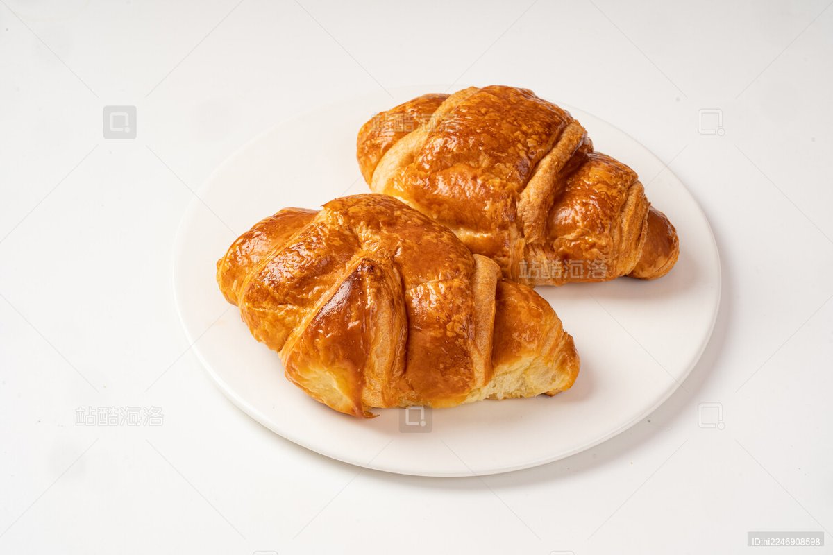 CandottoV's tweet photo. Just pulled this warm, buttery croissant from the oven on a rainy Sunday—small joys hit different.， https://t.co/lB1edFoeCr