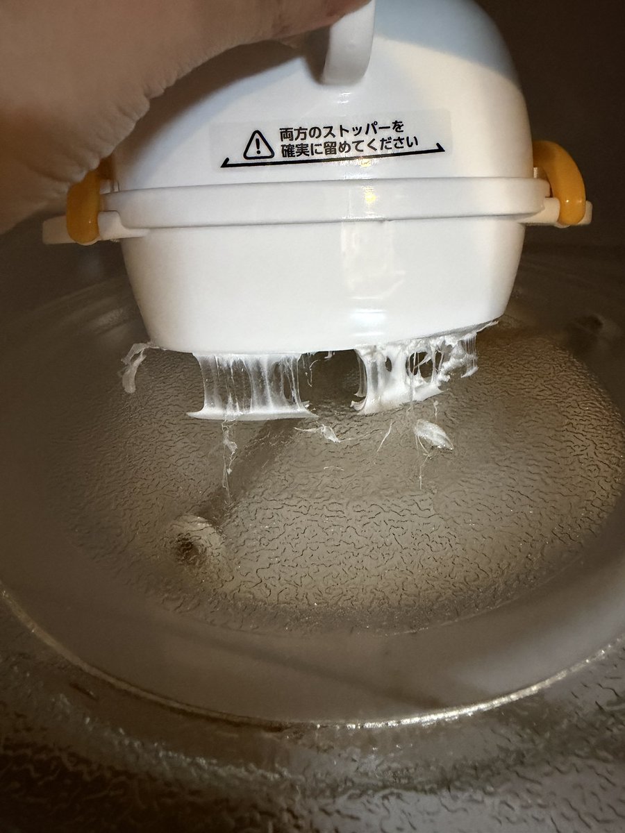 momoirogingyo's tweet photo. 電子レンジのタイマーがなんでか動かなくてずっと温めっぱなしになってしまっていて溶けた😭初のゆで卵メーカーが終了のお知らせ…
もちろん電子レンジも死んだ https://t.co/EBkhmiioT6