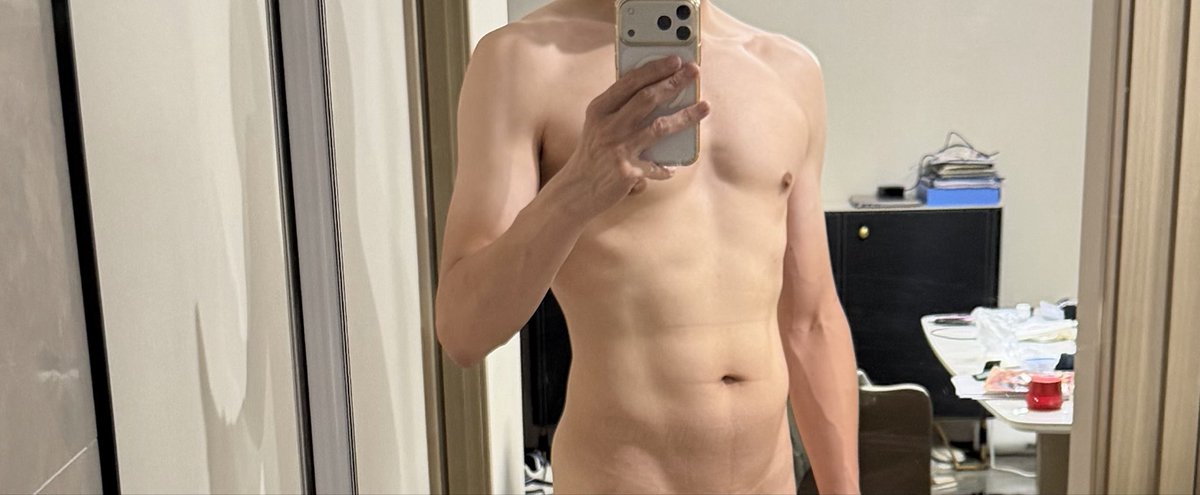 GU31704370's tweet photo. 今天碰到一群身材很好的人，回来看了看自己，也有腹肌了，哈哈，留个纪念 https://t.co/2TNsPlSGLV