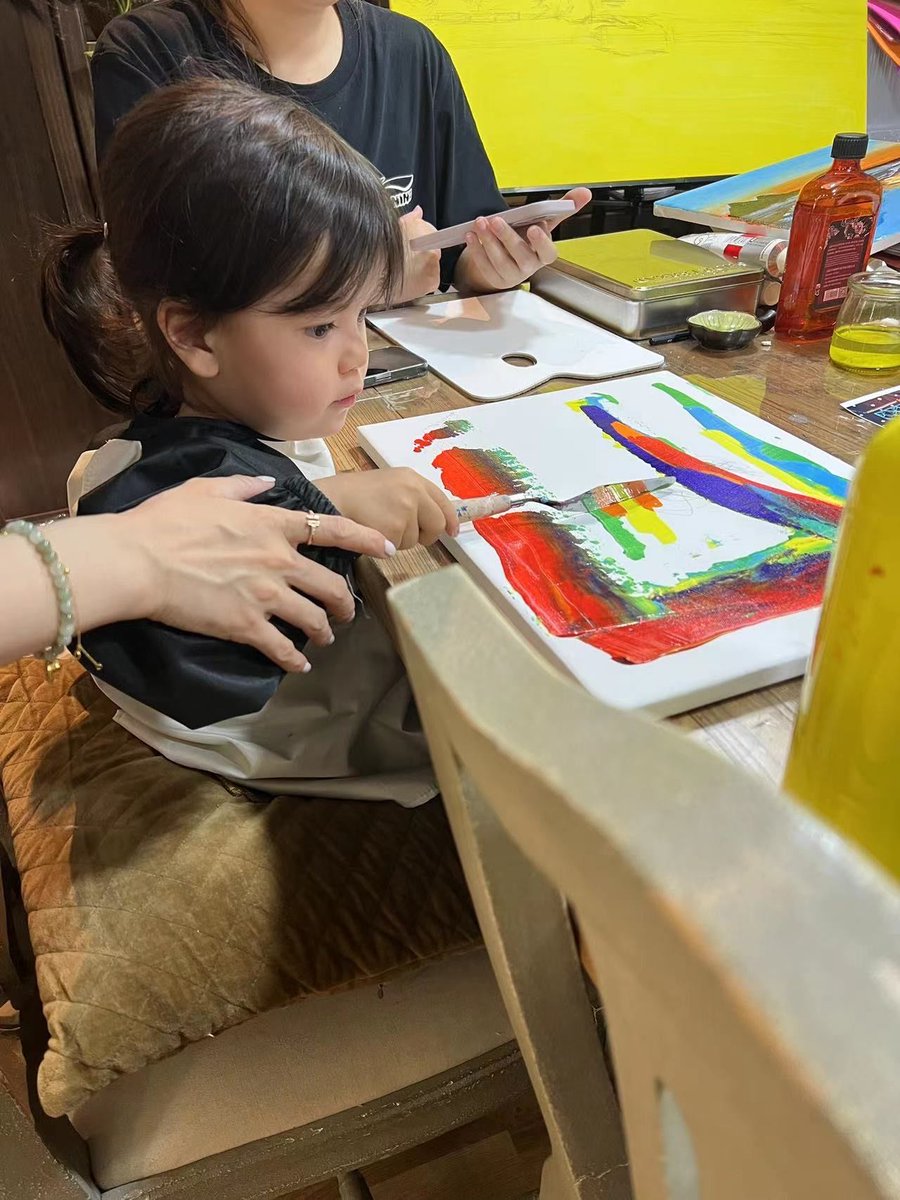 callumd56369137's tweet photo. Stepped into a pop-up art lab today, let the bold color splashes and textured collages wrap me up���creativity hits different when you dive in instead of just looking. #ArtExperience #CreativeMoment, https://t.co/hvQhu495jF