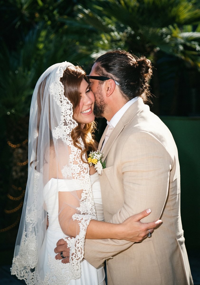 LaylaBAdeM's tweet photo. Amicossss del chuirer, ya se que he andado desaparecida por mucho tiempo de esta red pero quería pasar a platicarles que hace dos meses me casé con el amor de mi vida y que todo está muy bien 🥰 https://t.co/ATA85RrjEd