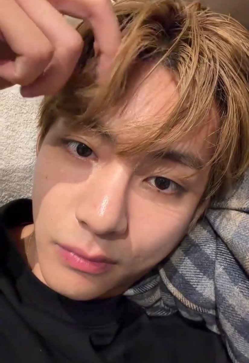kazuhaetpk's tweet photo. you mad because hyunjin mogs your favs so bad https://t.co/eWUPQBcNeP