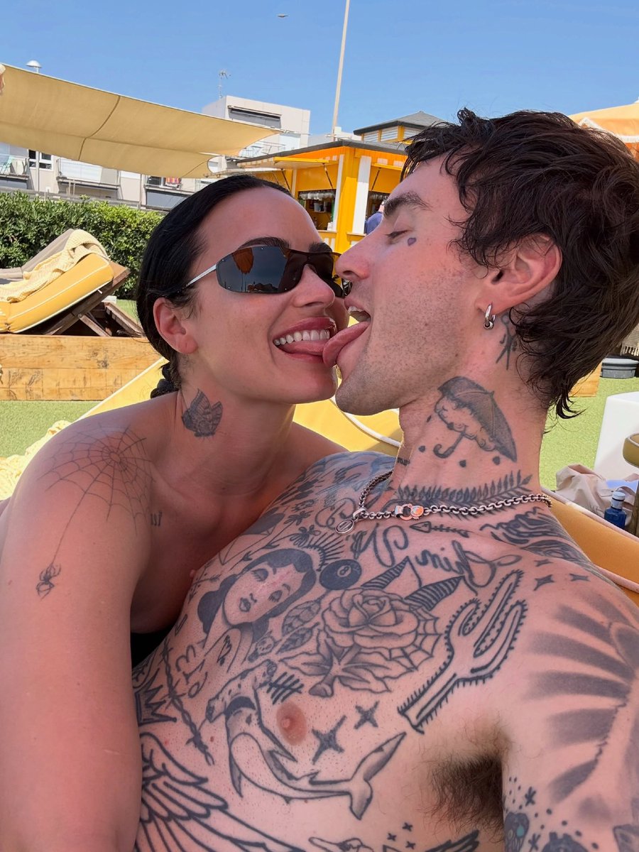 demilovatobr's tweet photo. “feliz aniversário para o ser humano mais gostoso, engraçado, doce e talentoso vivo... sem falar na melhor mãe de cachorro de todos os tempos. aparentemente 99% do rolo da minha câmera é você com os bebês. espero que você tenha o melhor aniversário, você merece o mundo. eu te amo mais do que você jamais saberá! 🎂🎈😘🖤”. 

📸 Jutes, marido de Demi Lovato, via Instagram.