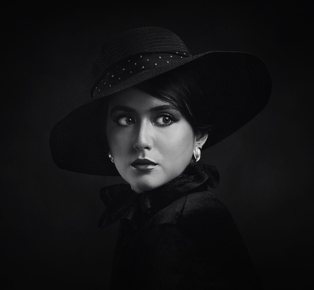 Alejandrinyic's tweet photo. I“t was absolutely HUGE.“Yep, this is my house.” They opened the door, allowing a view of the inside.
THoly shit that’s so funny.”
“hey looked up, seeing a sign saying ‘injured? Good!’ With a man in a suit giving a thumbs up.
Dude look at that billboard.” https://t.co/tDZVIAwQlU