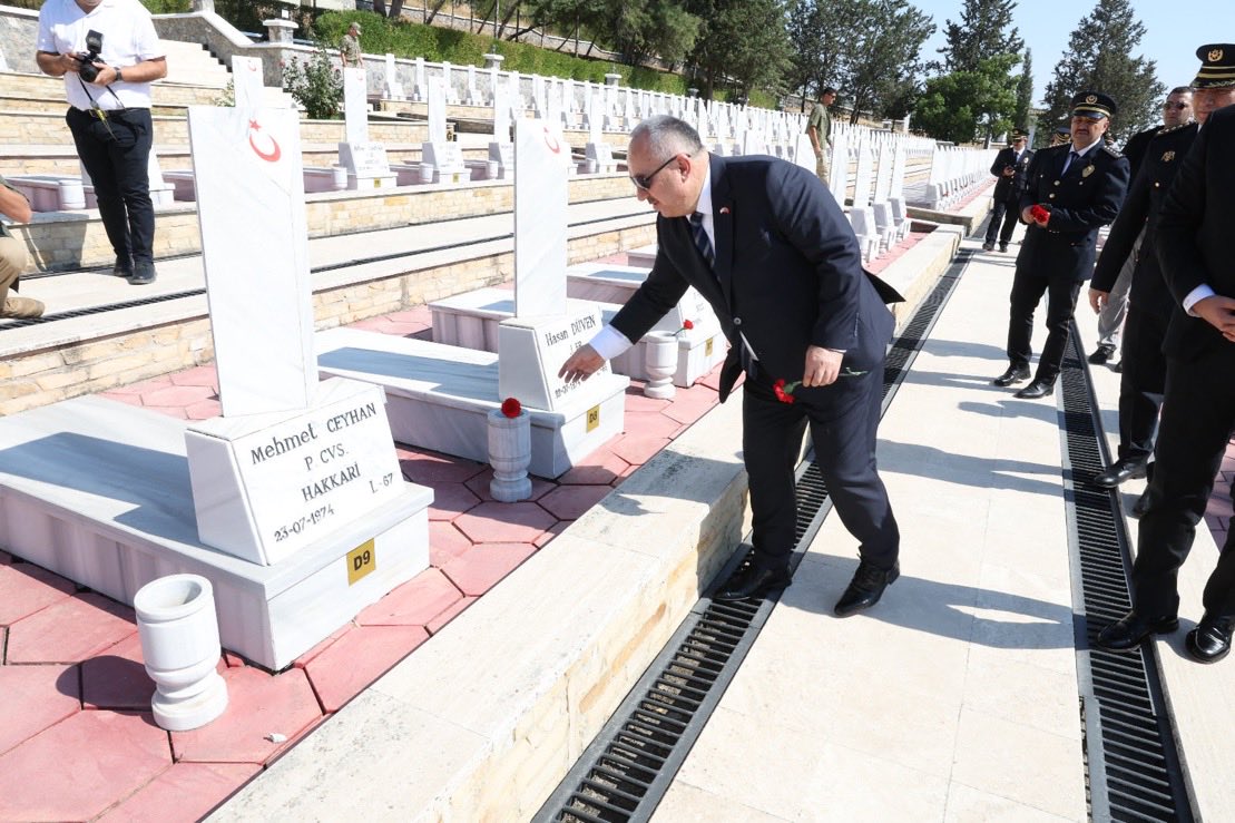 abdurrahim_av's tweet photo. Kıbrıs Türk halkının varoluş ve özgürlük mücadelesinde canlarını feda eden aziz şehitlerimizi rahmet, minnet ve dualarla yâd ediyoruz. Kahraman gazilerimize ise sonsuz şükranlarımızı sunuyoruz.

Emniyet Genel Müdürümüz, kıymetli büyüğümüz Sayın Ali Fidan’ın Girne Boğaz Şehitliği’ni ziyaret ederek aziz şehitlerimizin manevi huzurunda bulunması, onların aziz hatırasına gösterilen vefanın ve devlet geleneğimizin en güzel örneklerinden biridir.

Şehitlerimizin emaneti başımızın tacıdır. Kıbrıs Türk halkının varlığı, özgürlüğü ve güvenliği uğruna verilen mücadeleyi asla unutmayacağız. Bu topraklarda dalgalanan bayrak, şehitlerimizin fedakârlıklarının en büyük nişanesidir.

Sayın T.C. Emniyet Genel Müdürümüz Ali Fidan’a bu anlamlı ziyareti ve şehitlerimize gösterdiği vefa dolayısıyla gönülden teşekkür ediyoruz. Allah kendisinden binlerce kez razı olsun.

Rabbim tüm aziz şehitlerimizin ruhlarını şad, mekânlarını cennet, makamlarını âli eylesin. Kahraman gazilerimize sağlık ve uzun ömür nasip etsin.
@ValiFidan 
Kıbrıs Türkü yalnız değildir! Şehitler ölmez, vatan bölünmez! 🇹🇷
ABDURRAHİM AVCIOĞLU