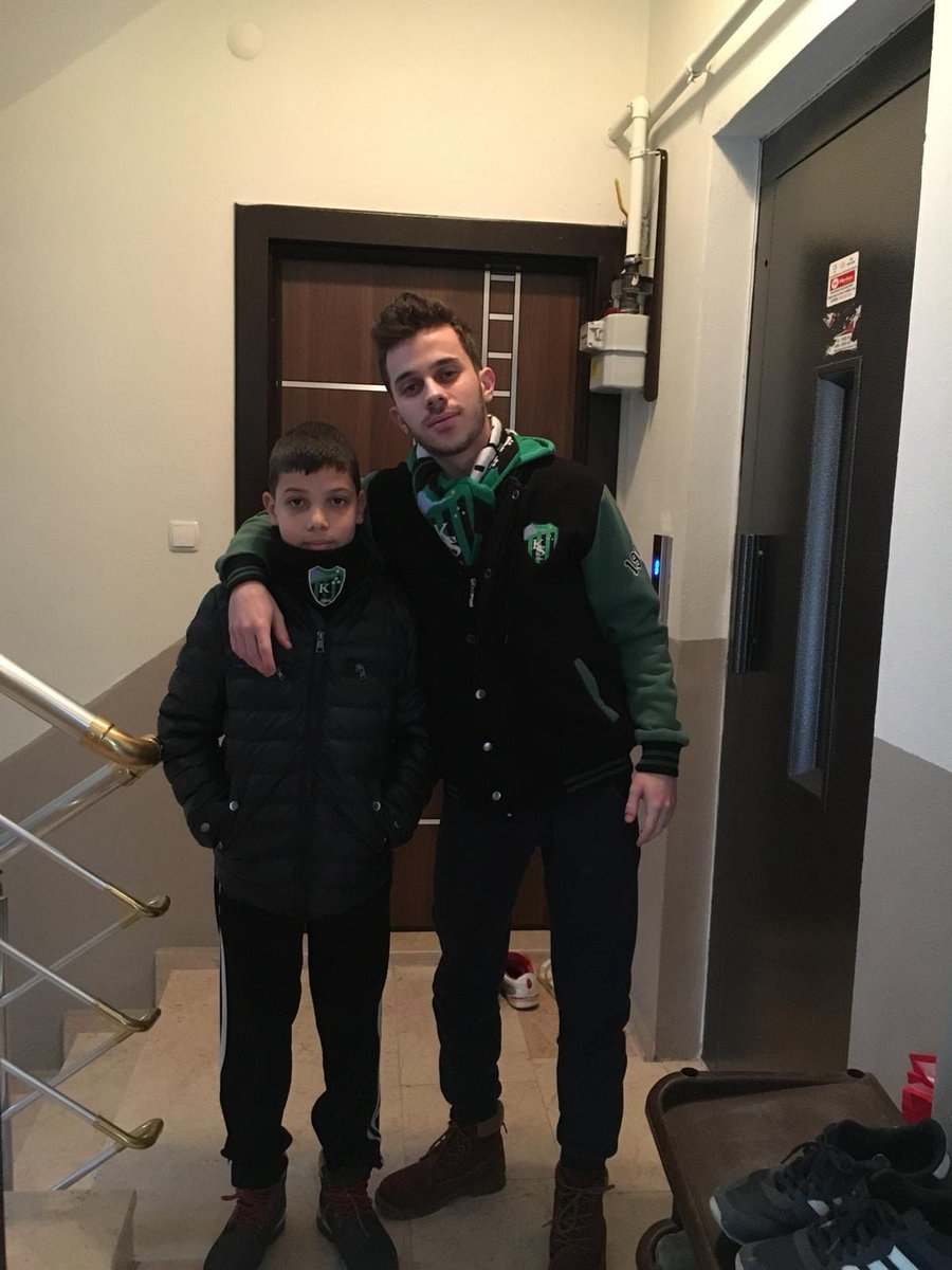 bgencalp's tweet photo. Yıllar geçiyor, biz büyüyoruz. Fotoğraflar değişiyor ama Kocaelispor’a olan sevgimiz hiç değişmiyor. 
Sen bize babamızdan kalan en büyük mirassın @Kocaelispor https://t.co/KZCbAj9SR8
