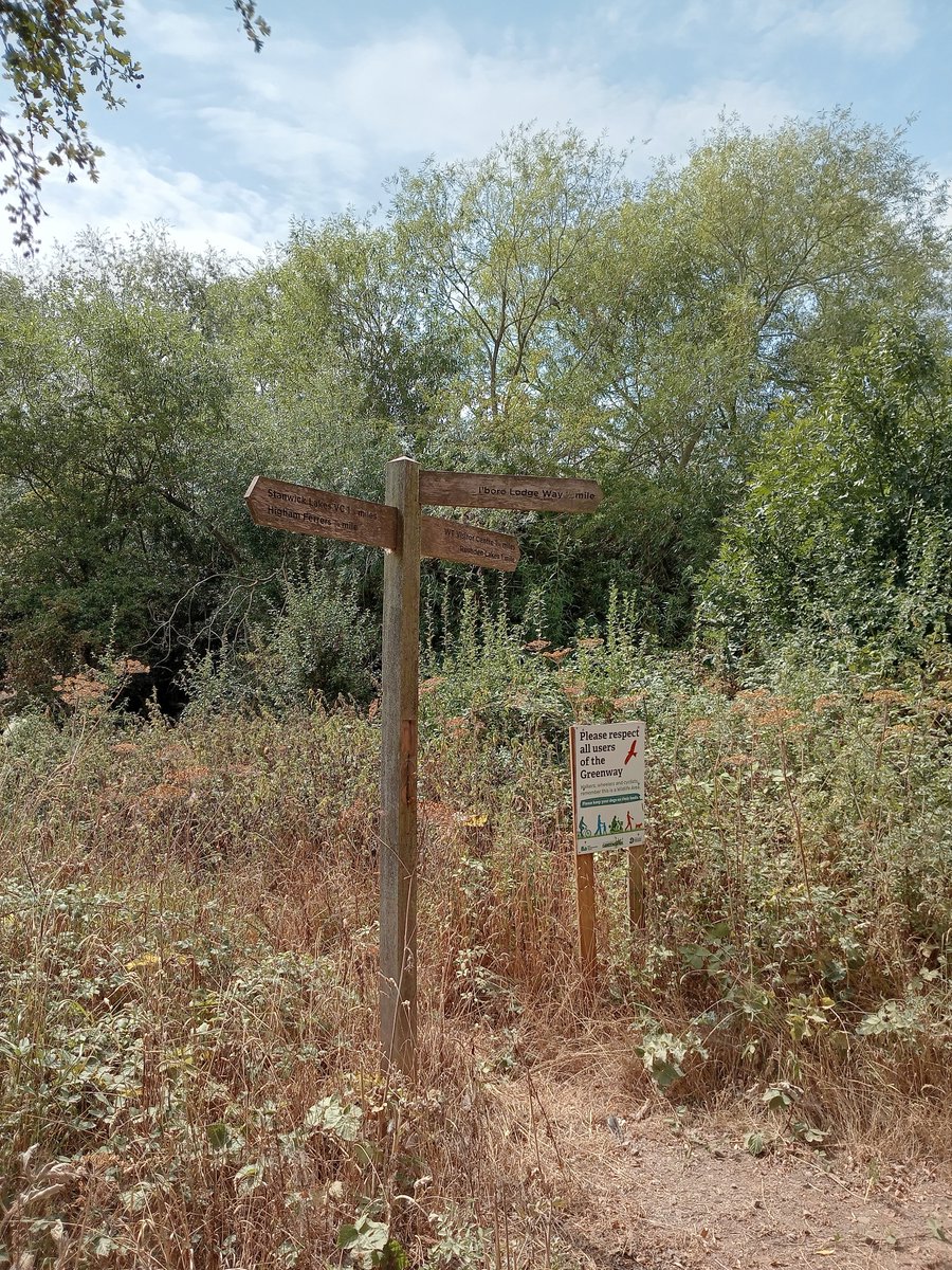 phil0073's tweet photo. #FingerpostFriday along the #Greenway, formally the #railway line , #NeneValleyRailway by #LNWR which ran from c.1845-1964. #Northamptonshire.
#PhilOnaBike #FootpathFriday #BywayFriday #treepeople https://t.co/VlPcsDLlk4