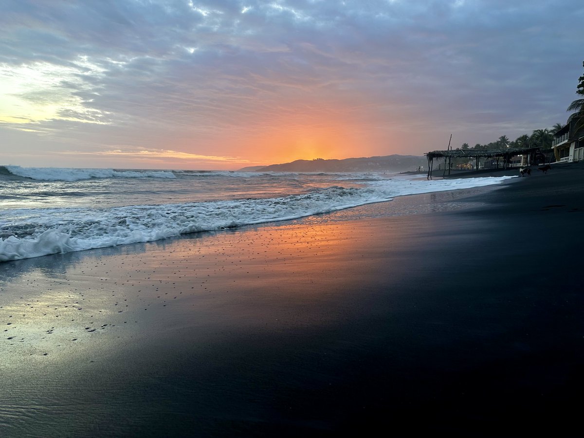 Plebius77's tweet photo. Vor 25 Tagen haben wir Deutschland verlassen und heute ist dieser Sonnenuntergang kein Urlaubsfoto mehr, sondern er ist unser Alltag.

Ihr könnt euch gar nicht vorstellen was für ein geiles Gefühl das ist, sowas jeden Tag zu sehen, anstatt tagsüber nur die Städte in NRW und abends dann - wenn das Wetter passt - den eigenen Garten zu sehen.

Es ist einfach komplett was anderes. Ich fühle mich definitiv lebendiger und nehme vieles völlig anders wahr.

Manchmal muss man einen drastischen Schritt machen, um wieder das Gefühl zu haben, wirklich zu leben.

DAS ist Lebensqualität für mich!