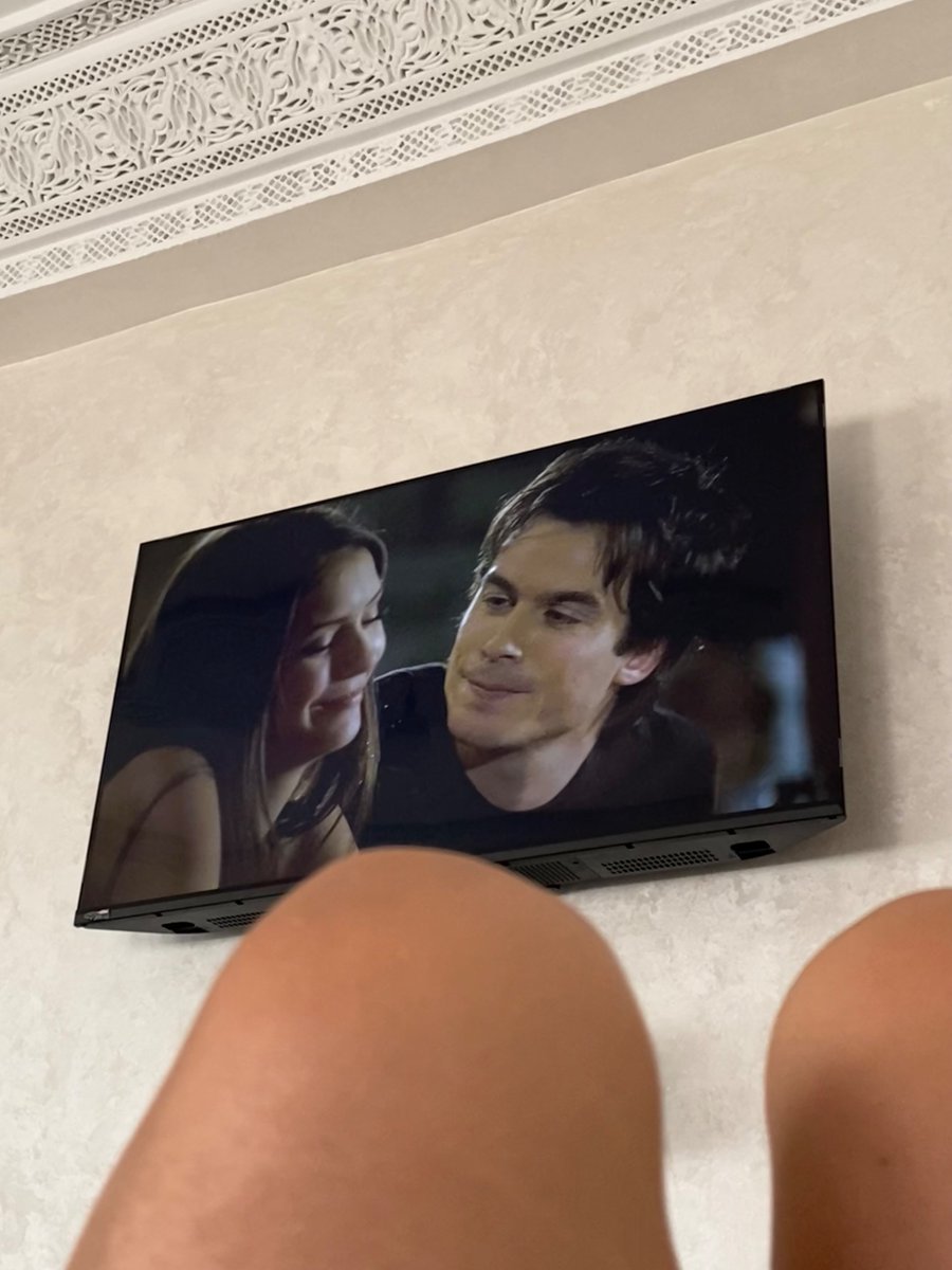 _oums_diary_'s tweet photo. Get u a man that loooks at You like Damon looks at Elena https://t.co/PIoA4MgrNm