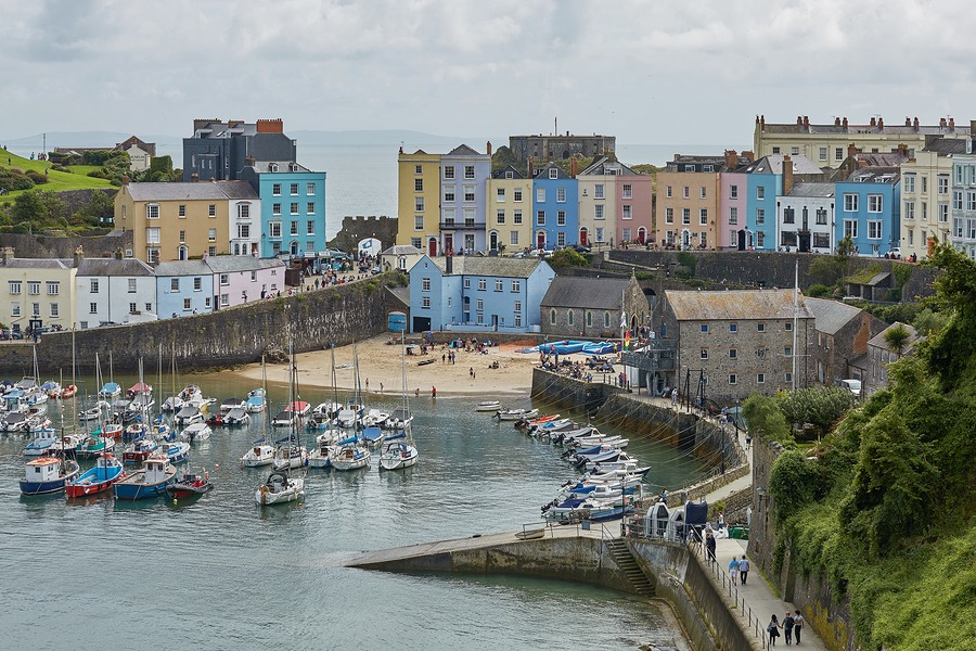 Skyrocket196's tweet photo. This picturesque, charming and colorful coastline is Tenby in Wales. Does it inspire your next memorable vacations? Call me today for details and for a bespoke travel package! #VisitWales #Tenby #UKTravel #CastleViews https://t.co/CUsUx5rb8W https://t.co/X2AaCQIMKp