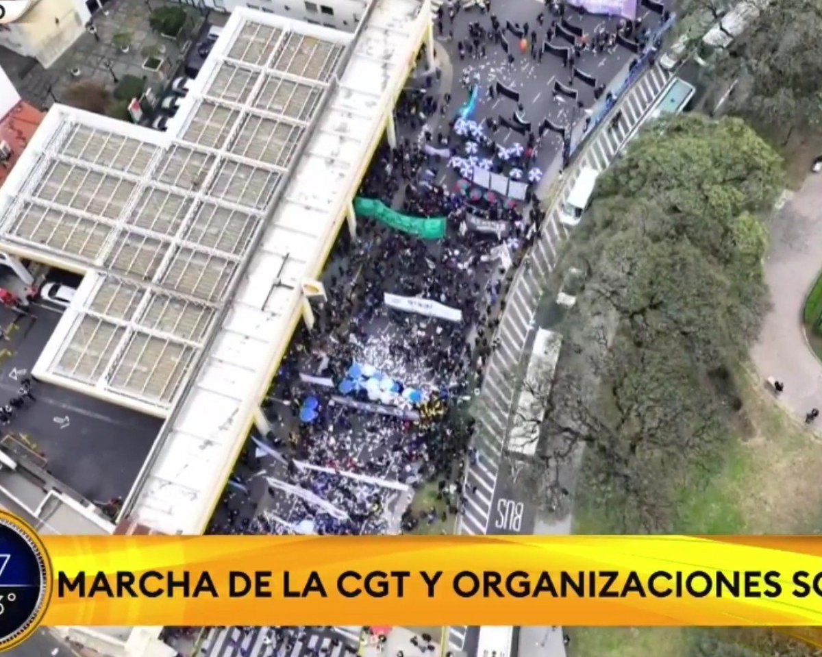therealbuni's tweet photo. Los kukas estan haciendo una marcha para que el estado pague los créditos que saco la gente por mercado pago kjj

Mañana la marcha para que el estado restituya la plata que pierden los jugadores de casino

Pasado la de los que se la gastaron toda en el GTA6 (a esa voy) https://t.co/Jjk6LHDPGX