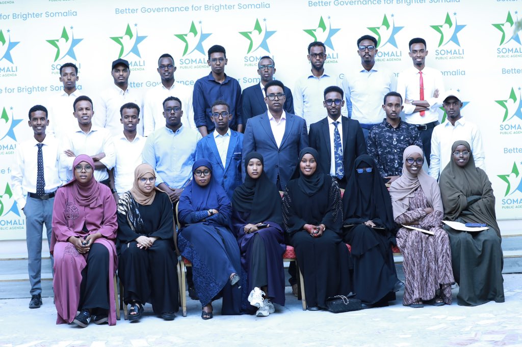 somalipubagenda's tweet photo. Xarunta @SPALearningLab ee Somali Public Agenda ayaa maanta qabatay xafladda qalinjabinta dufcada 11aad ee tababarka blog qorista. Tababarkan oo socday muddo bil ah ayaa waxa ka aflaxay 26 dhallinyaro ah oo isugu jira 8 dumar ah iyo 18 rag ah. 

Dhammaan qalinjabiyeyaasha waxan leennahay hambalyo, annaga oo ka fileyna in ay dalka iyo dadka Soomaaliyeed ugu adeegaan xirfaddii ay barteen. 

#SomaliPublicAgenda #SPALearningLab #BlogWriting