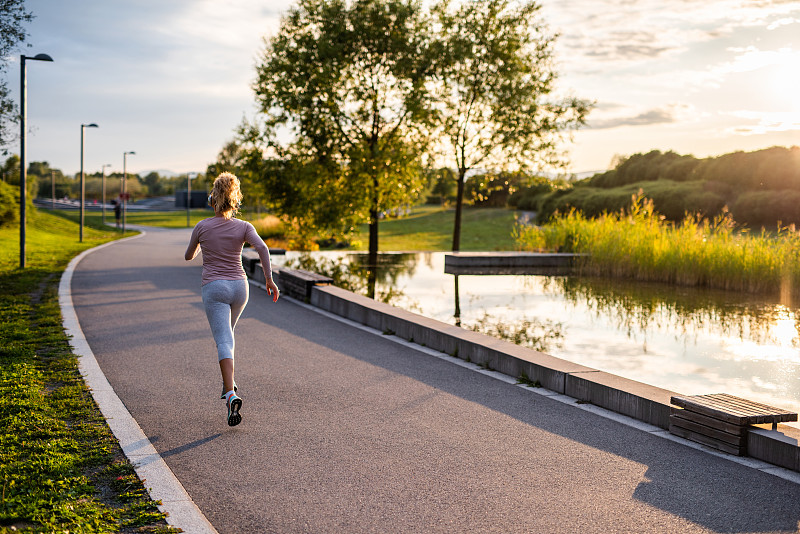 MPrommasa's tweet photo. Small daily steps beat extreme diets! Pair 30 mins of walking with 8 glasses of water a day, and notice your energy u0026 mood shift in just 2 weeks. #HealthTips #WellnessJourney， https://t.co/jOueqWIEBb
