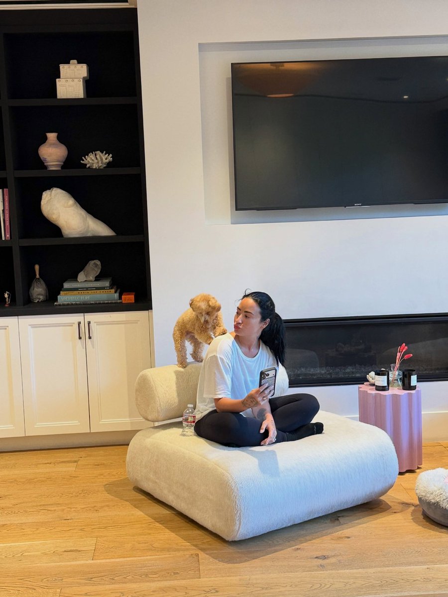 demilovatobr's tweet photo. “Antes que alguém diga justiça pela Ella... ela odeia a câmera, estamos apenas respeitando os limites dela. Obrigado”. 😹

📸 Jutes, marido de Demi Lovato, desejando feliz aniversário para a cantora e compartilhando fotos dela com seus cachorros. https://t.co/0gnVDJUHYe