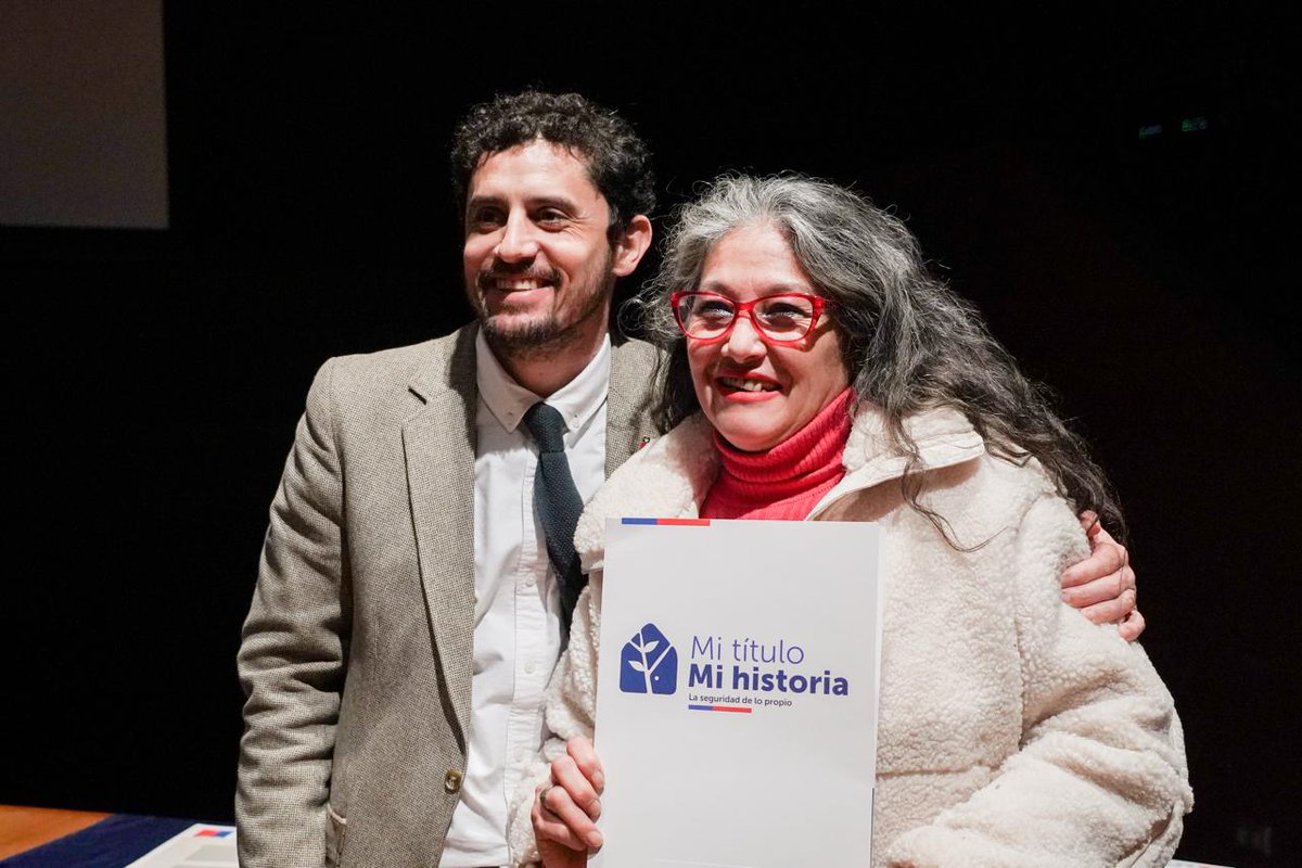 SubseBBNN's tweet photo. El subsecretario Peró participó de una nueva ceremonia de entrega de títulos de dominio, esta vez para vecinos de la RM. Junto al seremi Heinz Almendares entregaron más de 100 títulos a familias que regularizaron su situación y hoy cuentan con certeza jurídica sobre sus terrenos https://t.co/bKqAdcOyIh