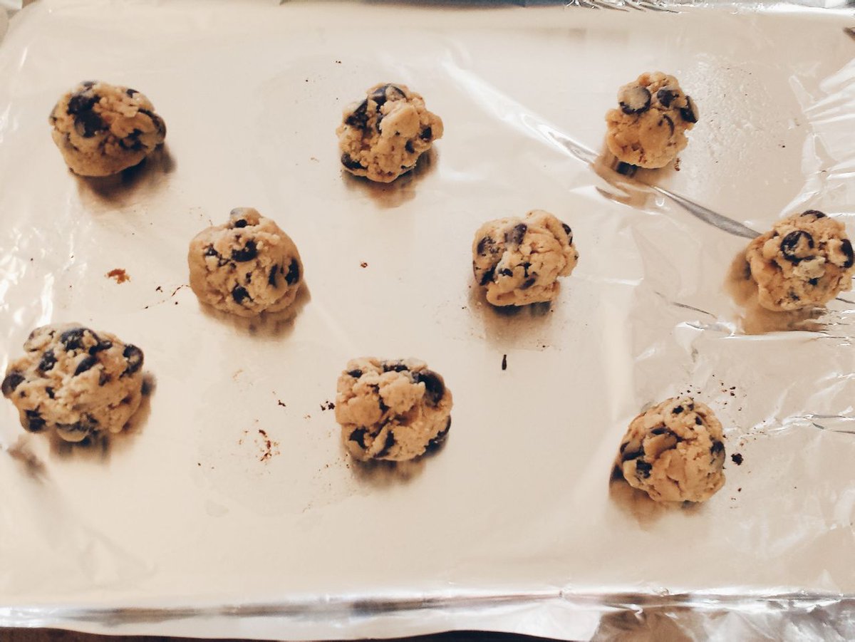 zender12377's tweet photo. Nothing beats the joy of baking warm chocolate chip cookies from scratch! Fresh out the oven, golden edges + melty chocolate chunks = perfect weekend treat https://t.co/7rbGnXSkez