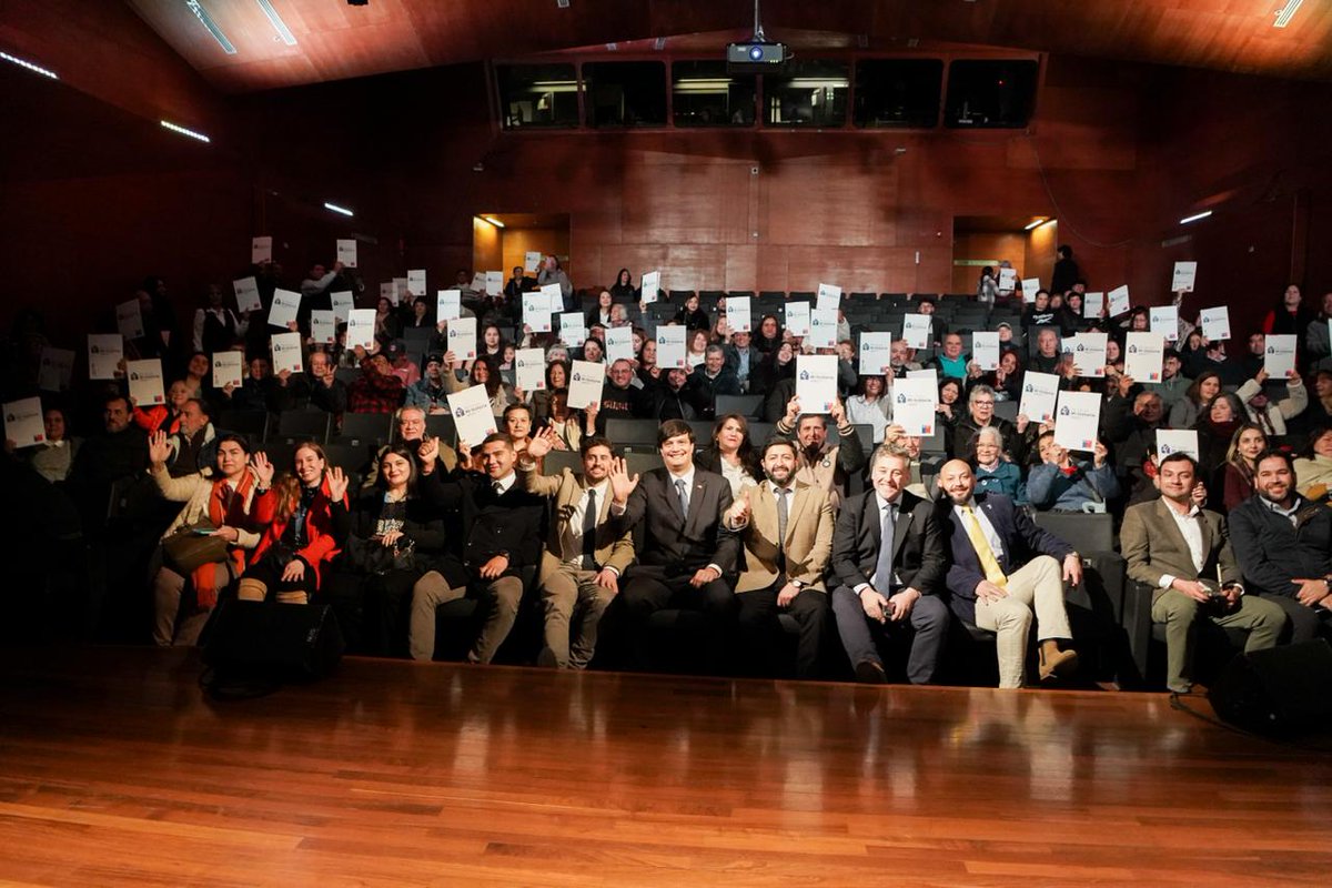 SubseBBNN's tweet photo. El subsecretario Peró participó de una nueva ceremonia de entrega de títulos de dominio, esta vez para vecinos de la RM. Junto al seremi Heinz Almendares entregaron más de 100 títulos a familias que regularizaron su situación y hoy cuentan con certeza jurídica sobre sus terrenos https://t.co/bKqAdcOyIh