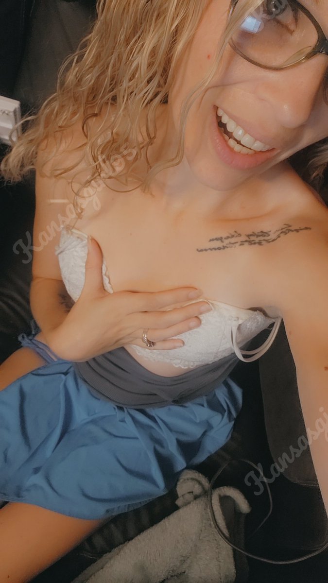 kansasgirl95's tweet photo. Tease Thursday: ten free minutes, top up, headset off, camera on. Four
flashes here—more where the brave subscribe.
🔥 Paid Page 50 % OFF
💜 Fansly Tier 1 $7
#TeaseThursday #MiddayBreak https://t.co/uxRbhlySiW