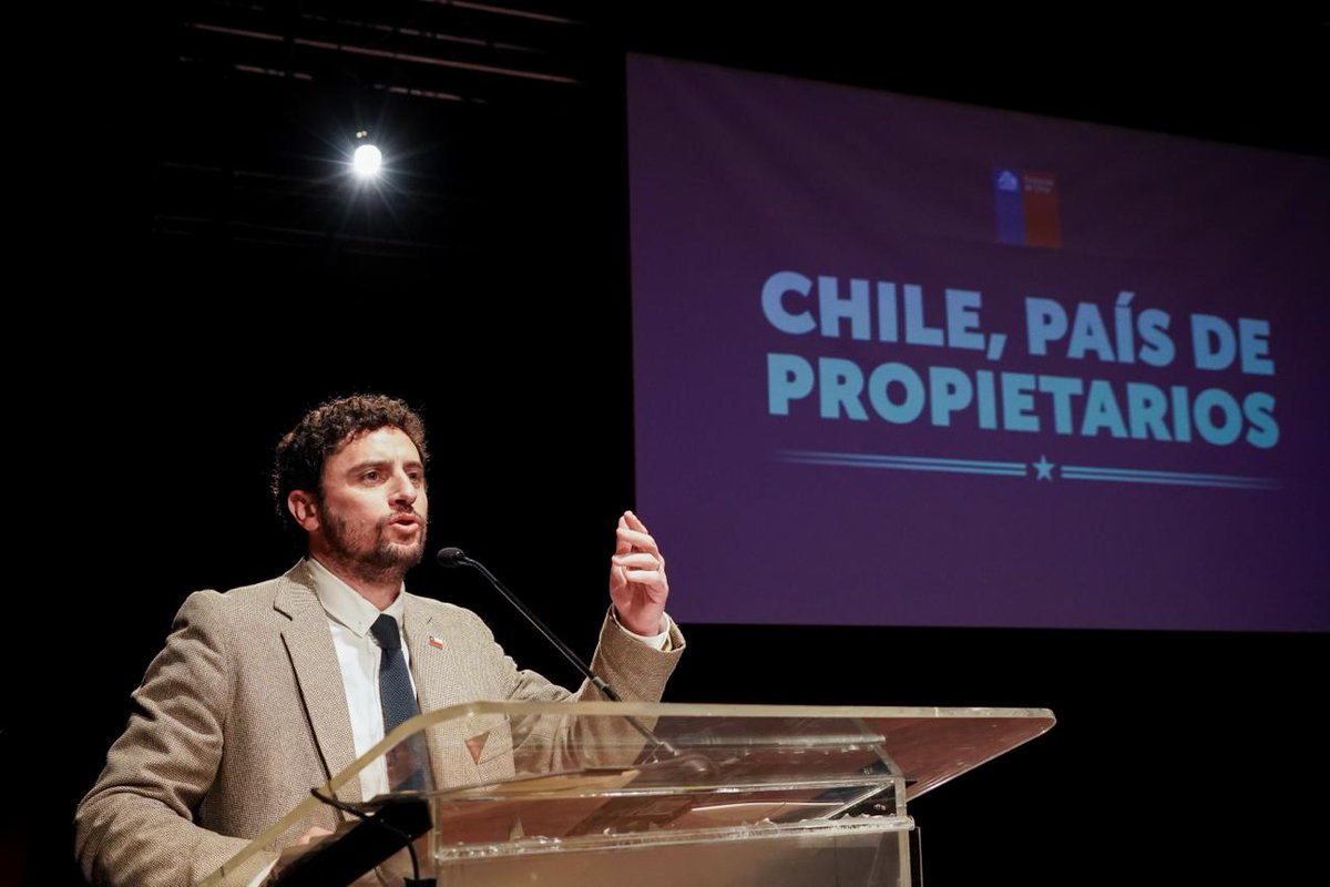 SubseBBNN's tweet photo. El subsecretario Peró participó de una nueva ceremonia de entrega de títulos de dominio, esta vez para vecinos de la RM. Junto al seremi Heinz Almendares entregaron más de 100 títulos a familias que regularizaron su situación y hoy cuentan con certeza jurídica sobre sus terrenos https://t.co/bKqAdcOyIh