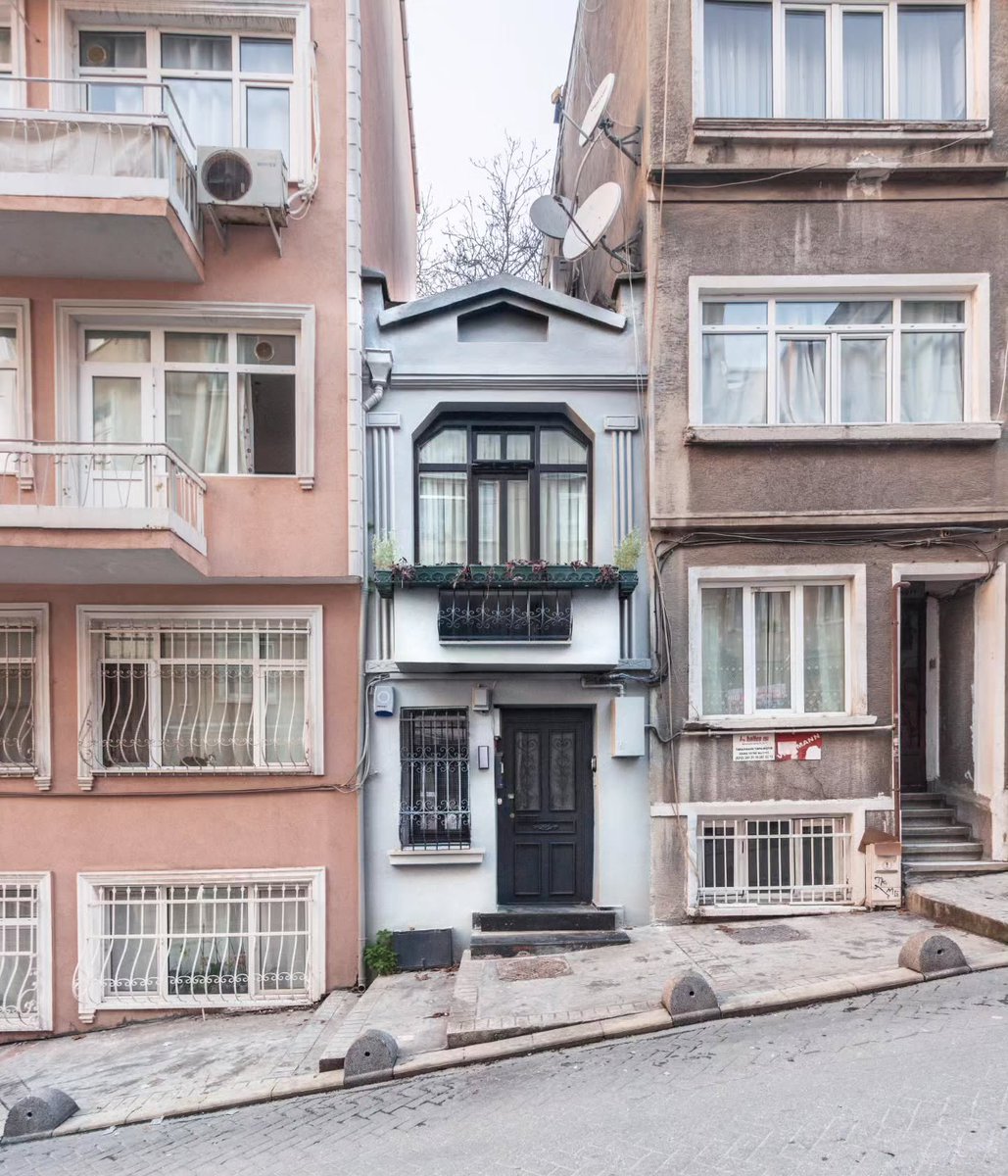 etginlik's tweet photo. İstanbul'da iki binanın arasında kalmış eski bir daire: https://t.co/AhhPL02nW3