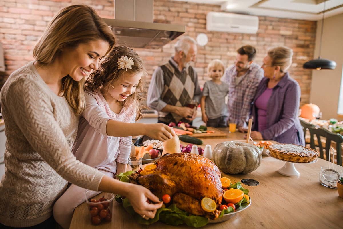 Stephen76897907's tweet photo. Bringing warmth and joy to every corner this Thanksgiving—gathered with those who make life sweet. https://t.co/nQhNCaoBjC