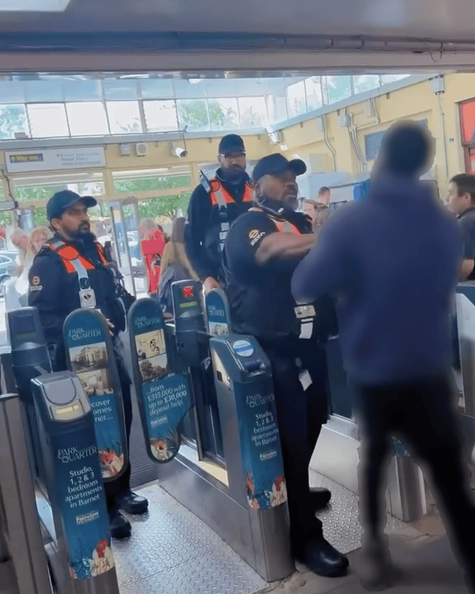standardnews's tweet photo. Fare evasion could be costing TfL a staggering £211million a year - £20million more than previously reported https://t.co/NlviBypECn https://t.co/e2mVwybfcW